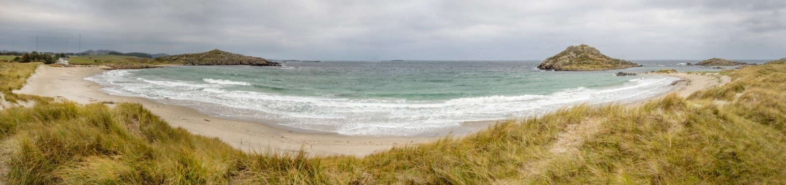 Havikstrand sin nydelige strand, bare et steinkast unna Galleribilde