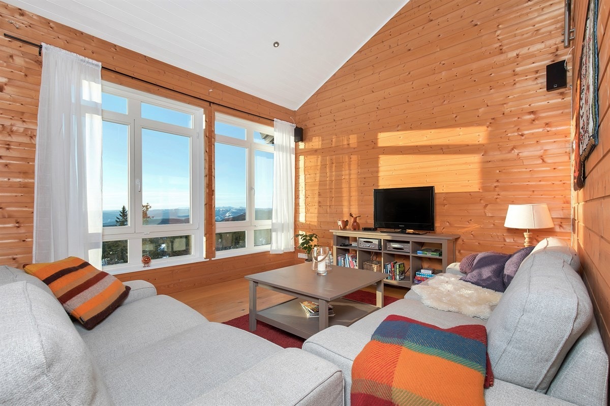 Lys stue med god takhøyde opp mot mesanin Galleribilde