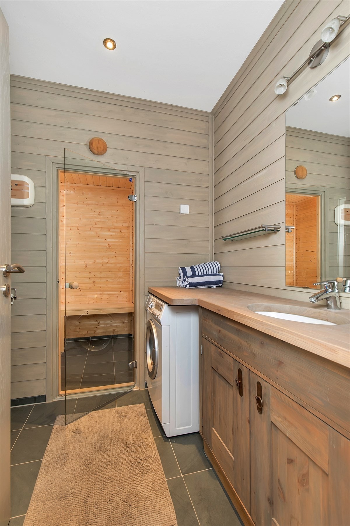 Bad og badstue. Opplegg for vaskemaskin Galleribilde