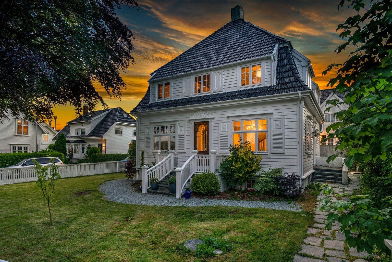 Særdeles pen opparbeidet hjørnetomt med velholdt plen og flott opparbeidet bed. Galleribilde