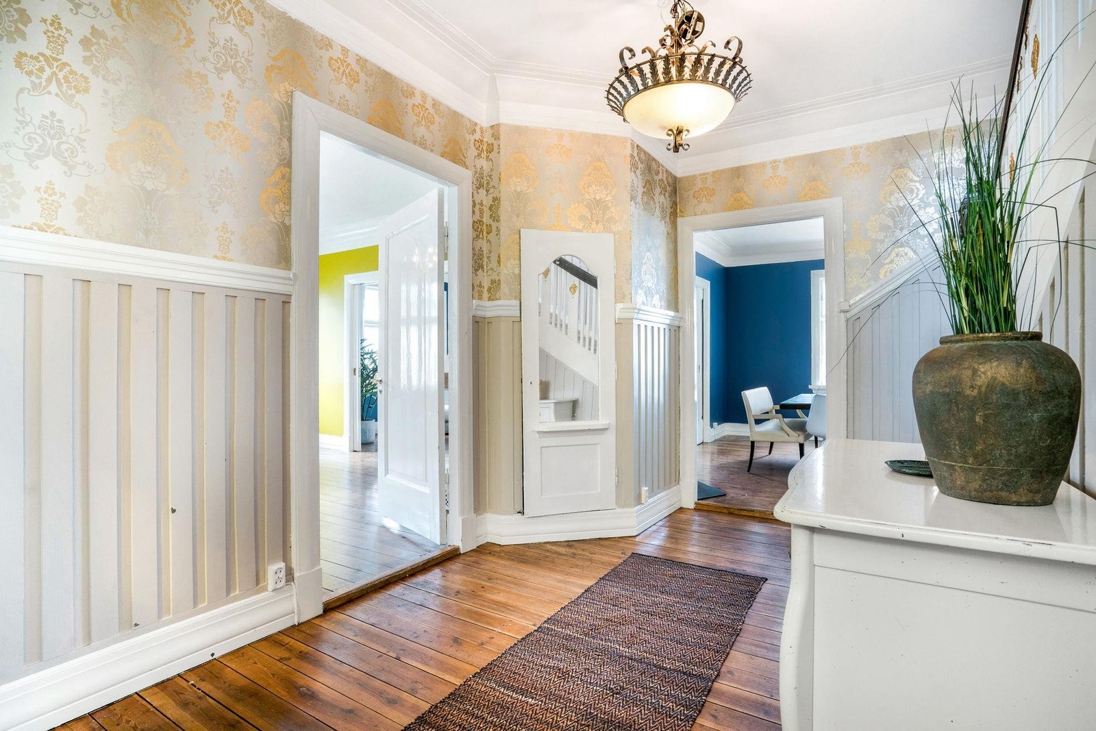 Fra hallen er det videre adkomst til dagligstue, finstue, spisestue og kjøkken. Galleribilde