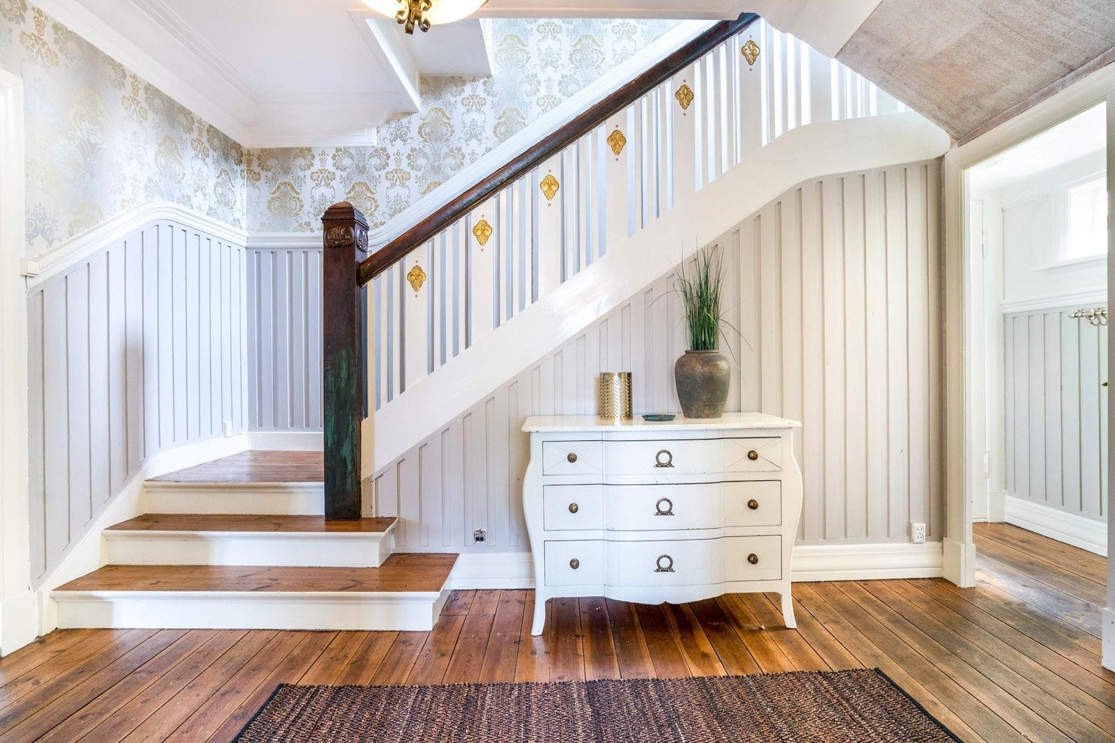 Hall med trapp til 2 etg Galleribilde