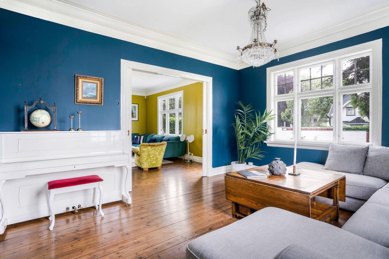 Finstuen og dagligstuen er begge sydvendte med et flott utsyn mot hagen Galleribilde