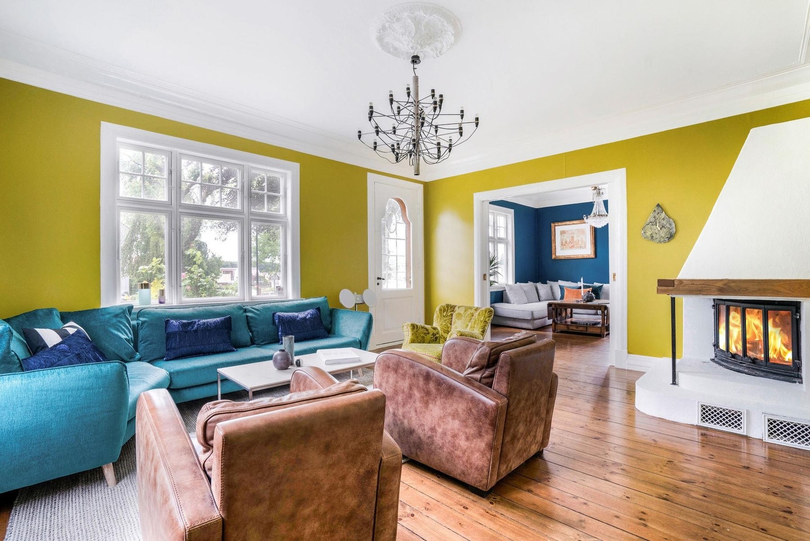 Det er utgang til veranda/terrasse og hage fra dagligstuen Galleribilde