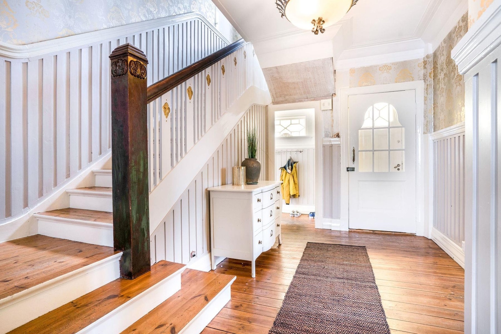 Representativ og romslig hall med en åpen garderoberomløsning og gjestetoalett Galleribilde