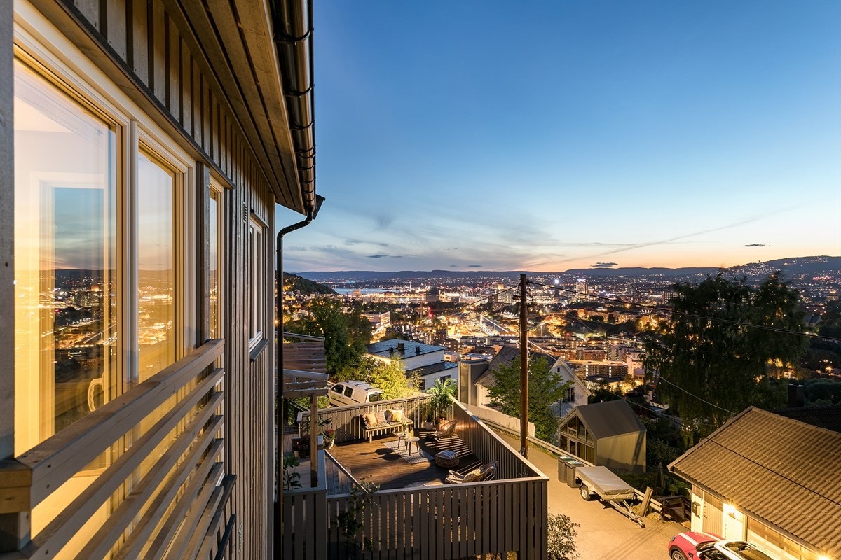 Etter mørkets frembrudd blir lysene fra byen et pent skue å hvile øynene på. Galleribilde