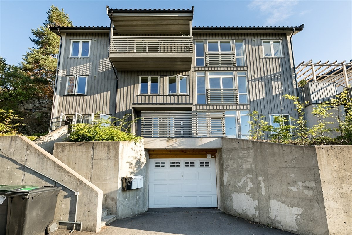 I husets underetasje er det stor garasje, med plass til 6 biler (hvorav 2 plasser disponeres av nabohuset). Galleribilde