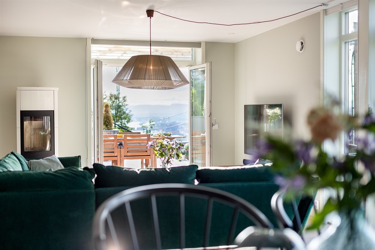 Store vindusflater bidrar til gode utsikts- og lysforhold. Galleribilde