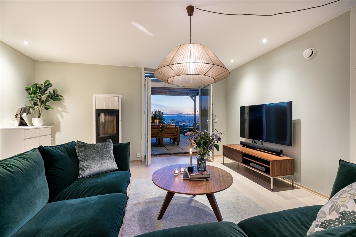 Doble dører leder ut til terrassen. Galleribilde