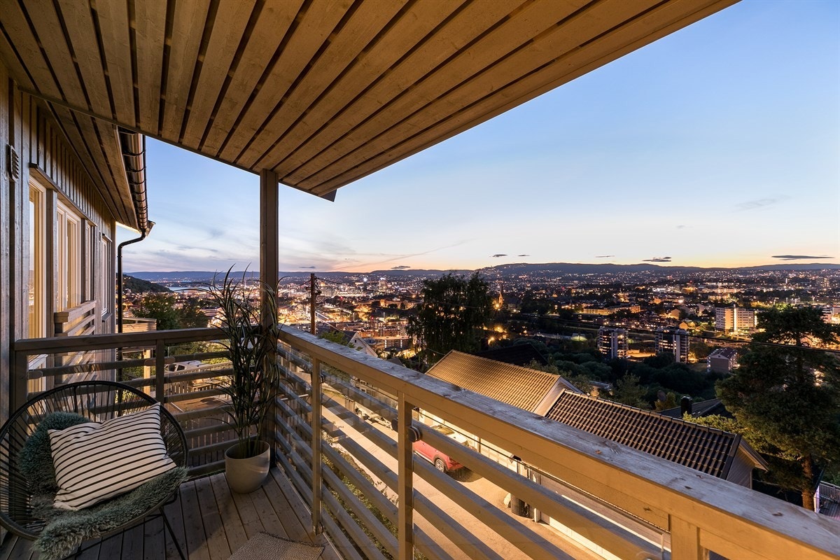 Fantastisk utsikt over byen og gir deg en helt unik opplevelse av å bo i høyden. Galleribilde