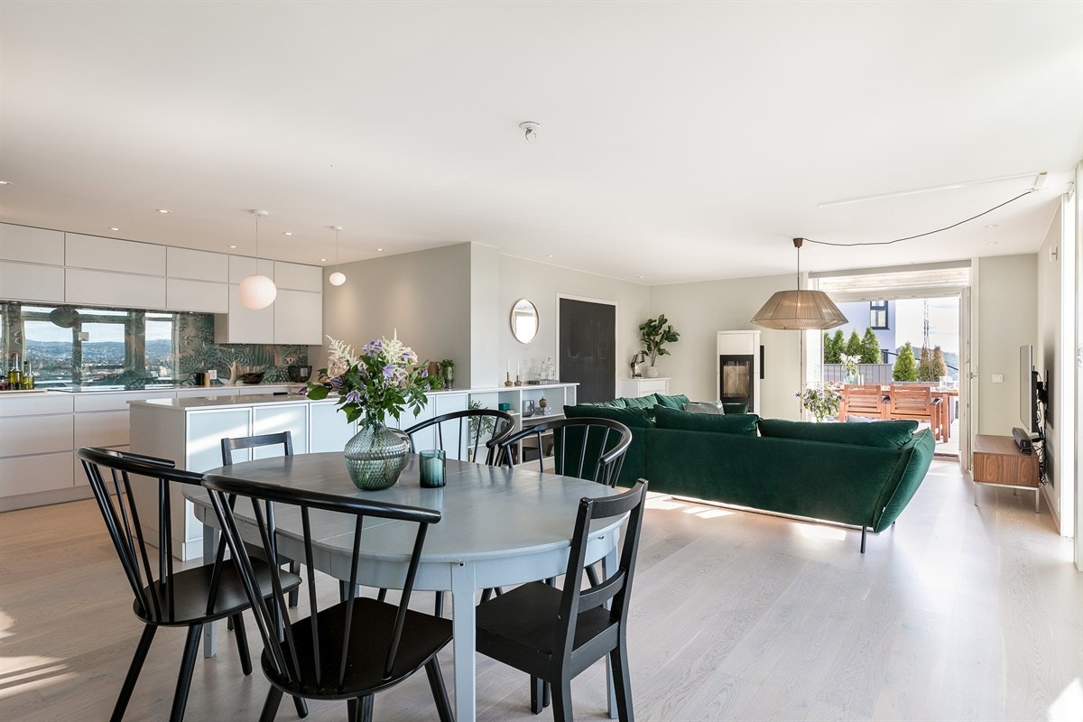 Kjøkkenet defineres av en svært omfangsrik løsning som er åpent forbundet med stuen. Galleribilde