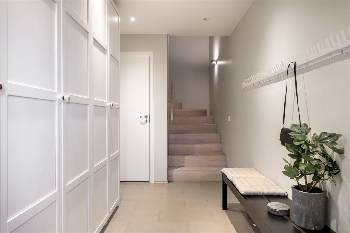 Romslig gang og teknisk rom/bod ved siden av trappen. Galleribilde