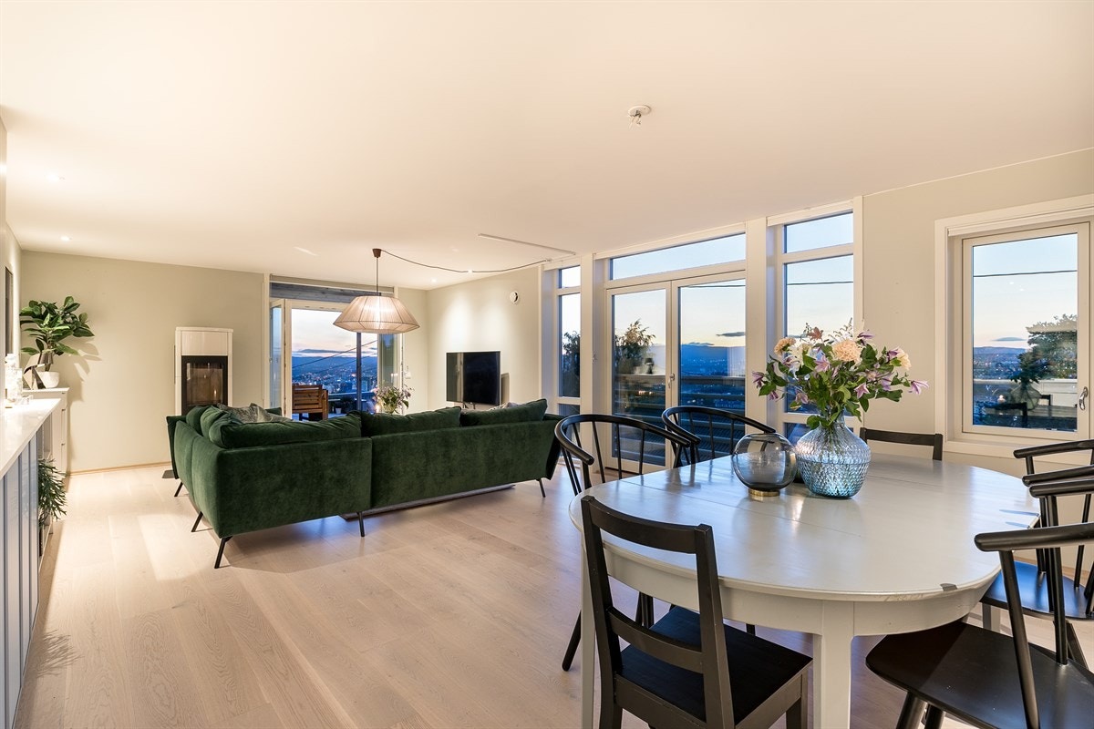 Stuen er av generøs størrelse og enkel å møblere etter eget ønske. Galleribilde