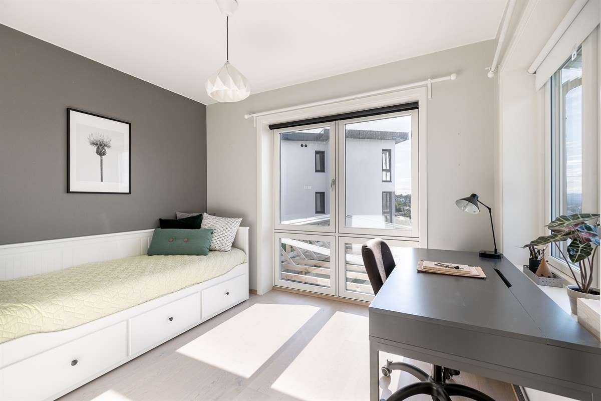 Hoveddelens øvrige tre soverom er samlet i andre og øverste etasje. Galleribilde