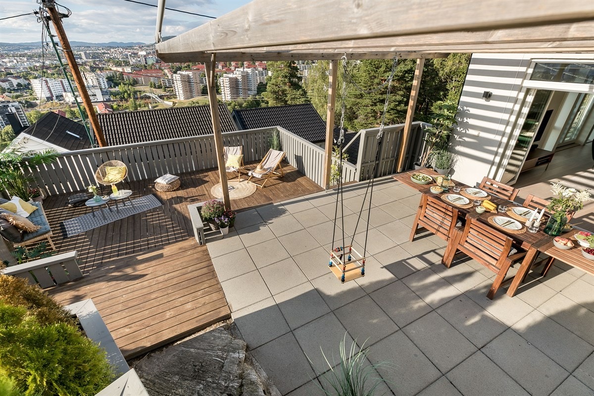 Elektrisk markise gjør det mulig å sitte ute også på regnværsdager. Galleribilde