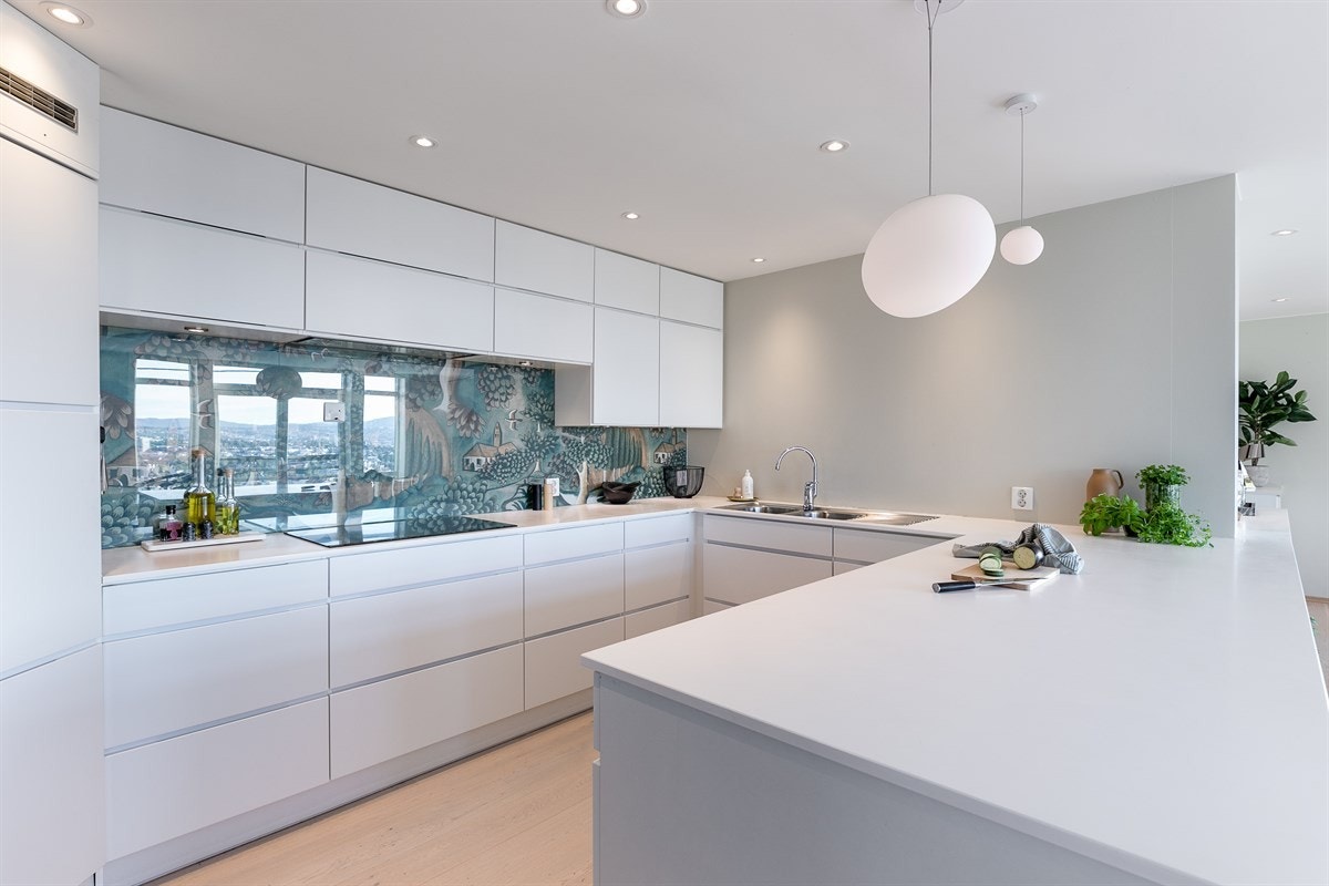 Kjøkkenet er velutstyrt med samtlige hvitevarer helintegrert. Galleribilde