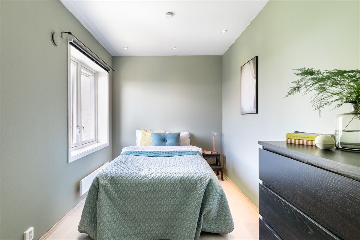 Romslig soverom med god plass til dobbeltseng og diverse oppbevaring. Galleribilde