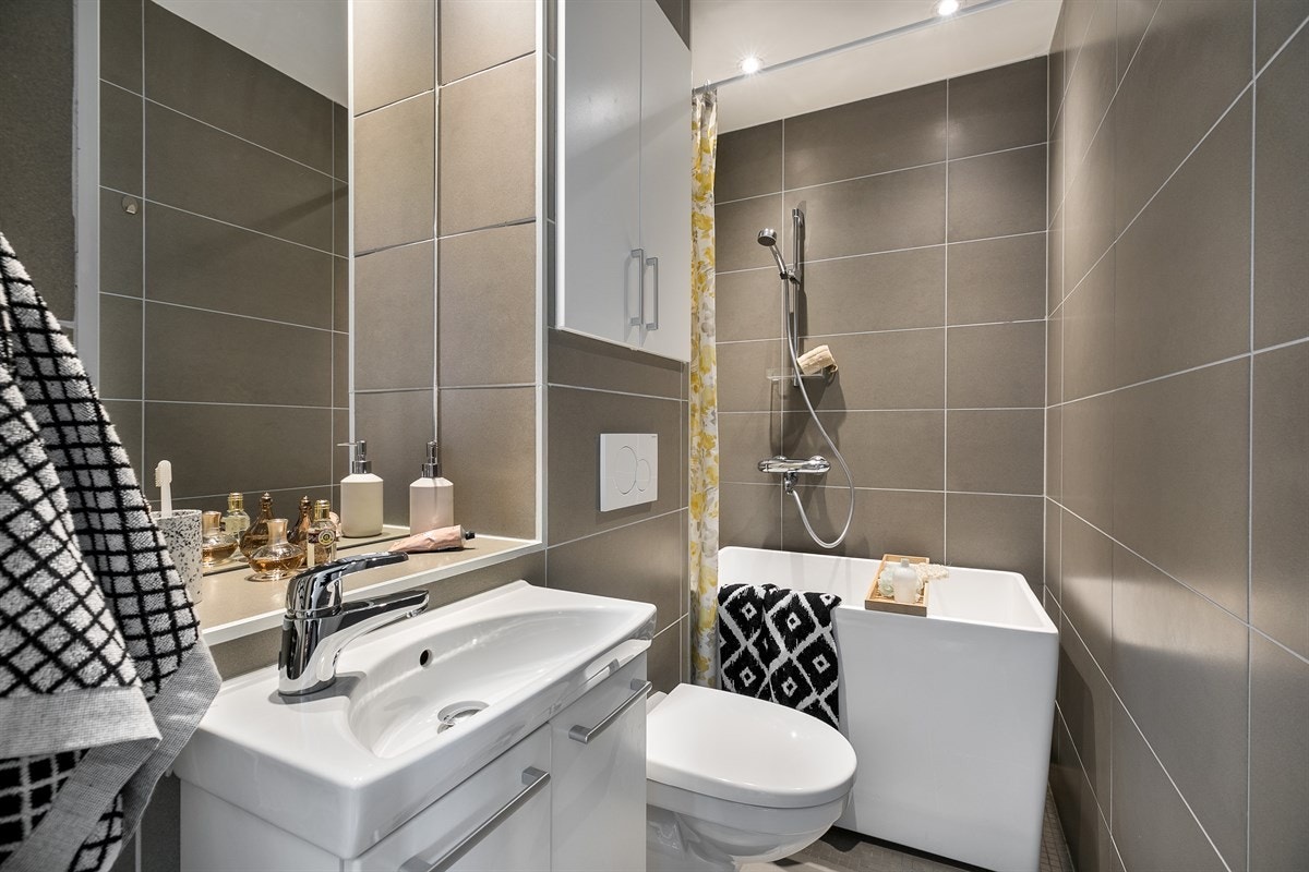 Andre etasje har også et eget bad som interiørmessig langt på vei er en videreføring av hovedsoverommets bad. Galleribilde