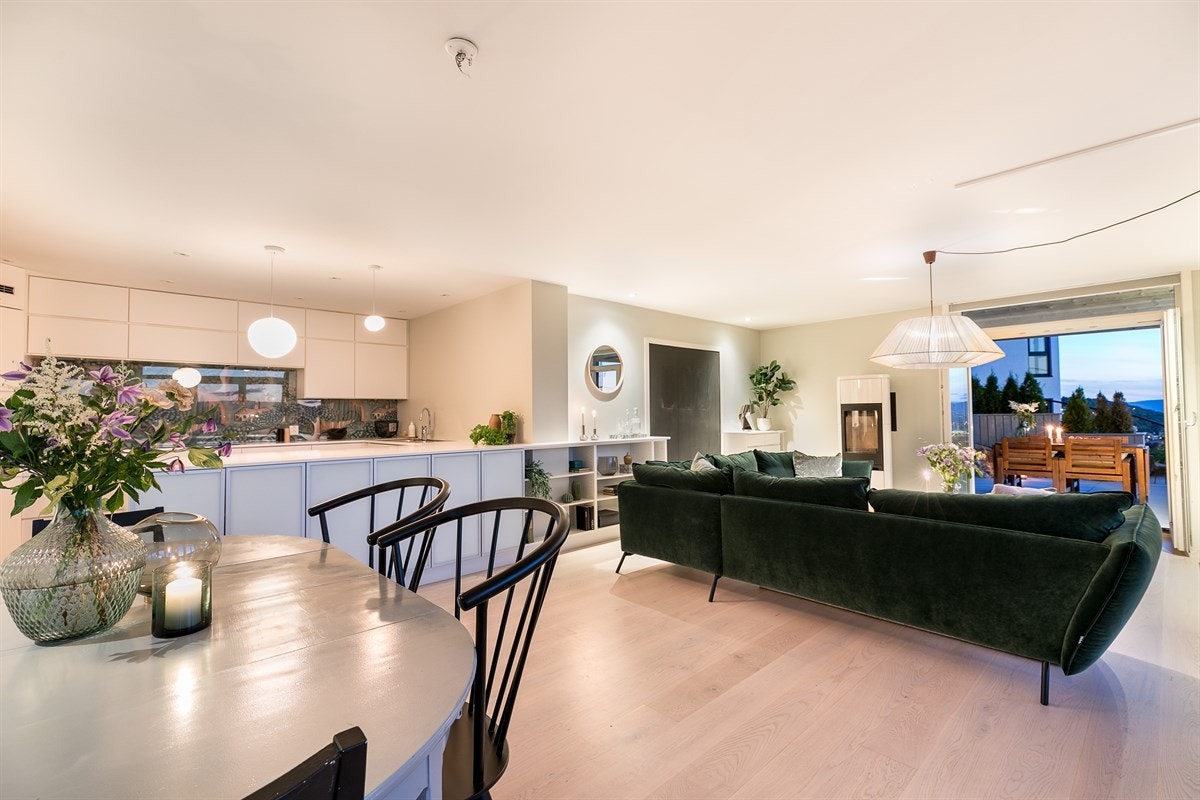 Over halve arealet av første etasje er viet til et samlingsrom bestående av stuen og kjøkkenet. Galleribilde