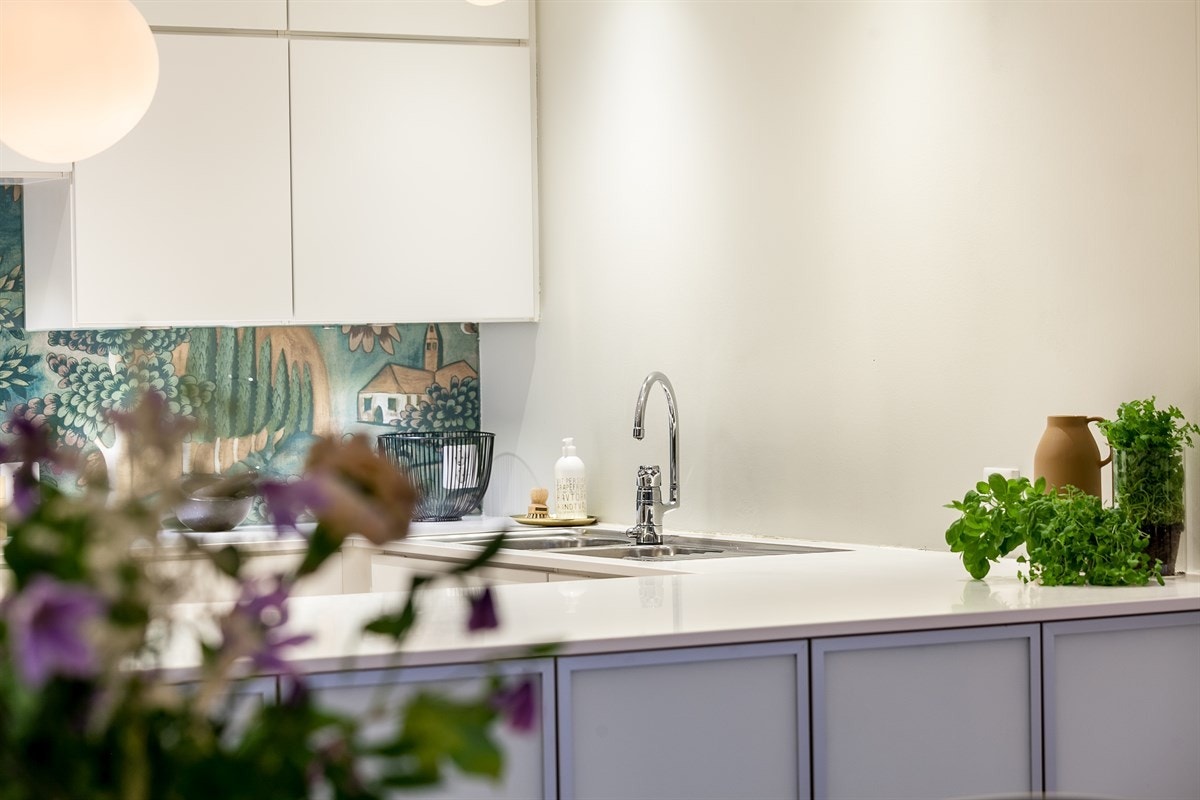 Supplerende oppbevaringsplass er det i dels åpne og dels frostede benkeskap som vender ut mot stuen. Galleribilde