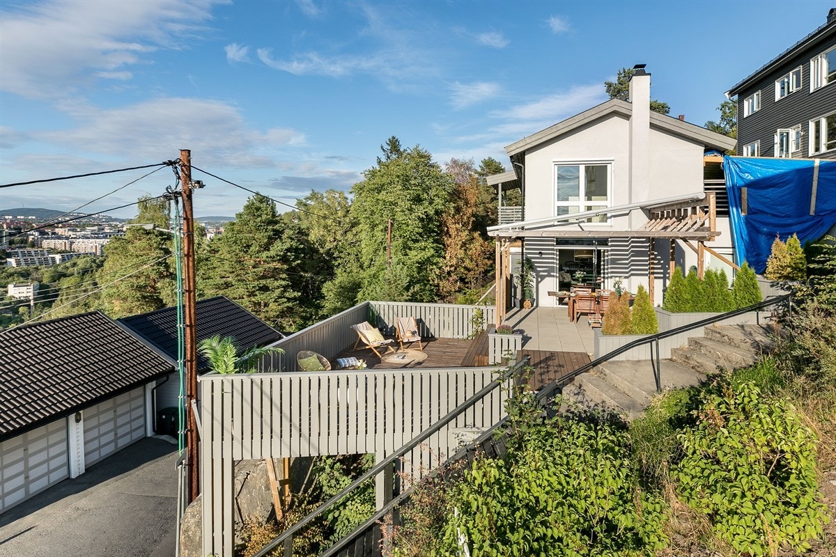 Hybelen og sekundær leiligheten er nå utleid for til sammen kr. 18.000,- per måned, skattefritt. Galleribilde