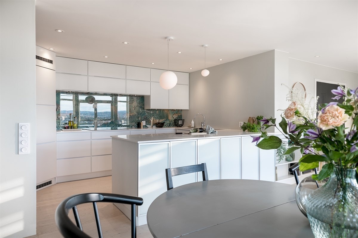 Her er det rikelig med oppbevaringsmuligheter samt meterlange benker å tilberede måltidene på. Galleribilde