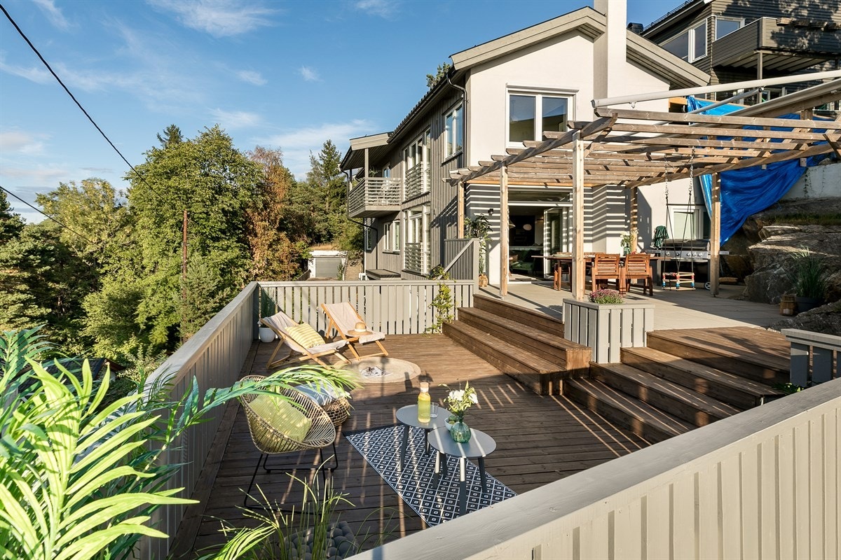 Huset ble ferdigstilt i 2013 og har en innholdsrik plan- og romløsning som omfatter tre etasjer og inkluderer en hybel samt en sekundær leilighet. Galleribilde