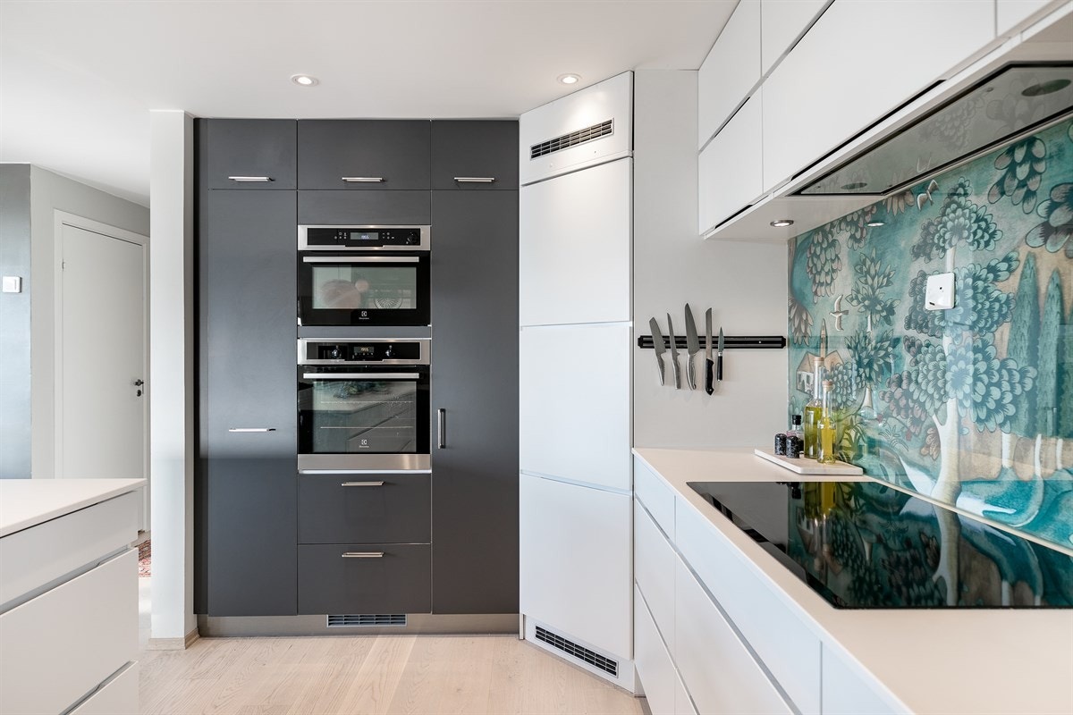 Induksjonstopp av bred type, stekeovn som er praktisk plassert i benkehøyde og et dypt kjølehjørne er noen av kvalitetene til dette kjøkkenet. Galleribilde