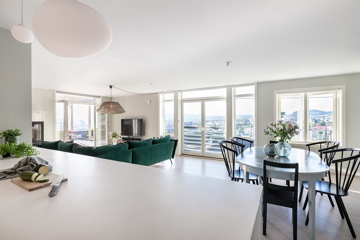 Gjennom vinduene i syd- og vestveggen er det herlig utsikt over byen. Galleribilde