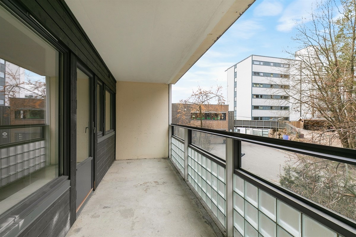 God plass til flere sittegrupper. Galleribilde