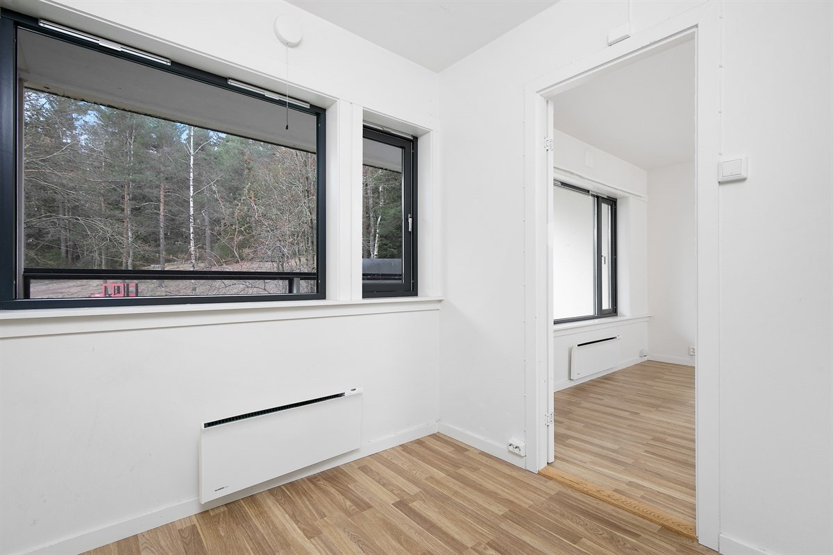 Plass til seng og garderobe. Galleribilde
