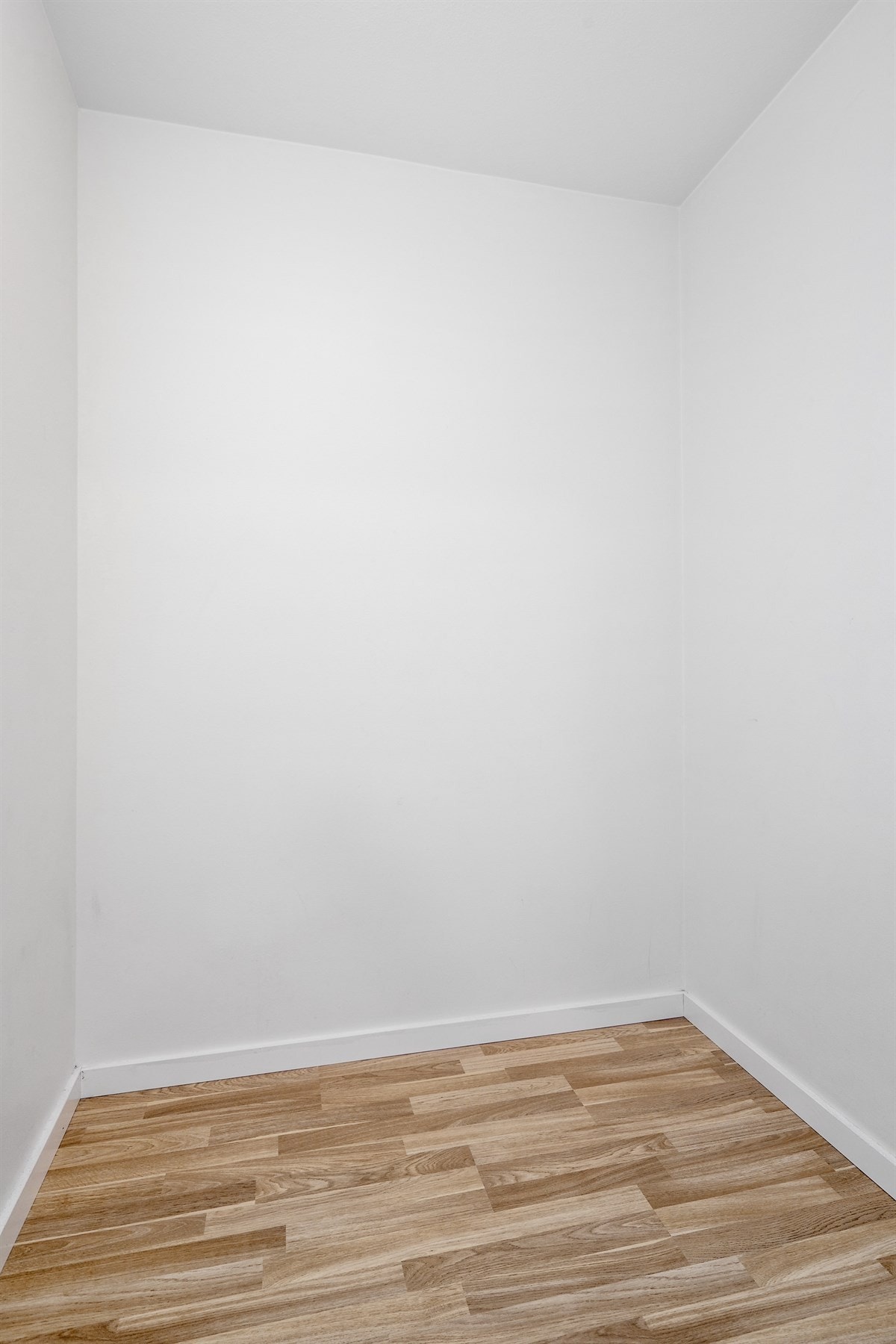 Innvending bod/walk-in-closet for ytterligere oppbevaring. Galleribilde
