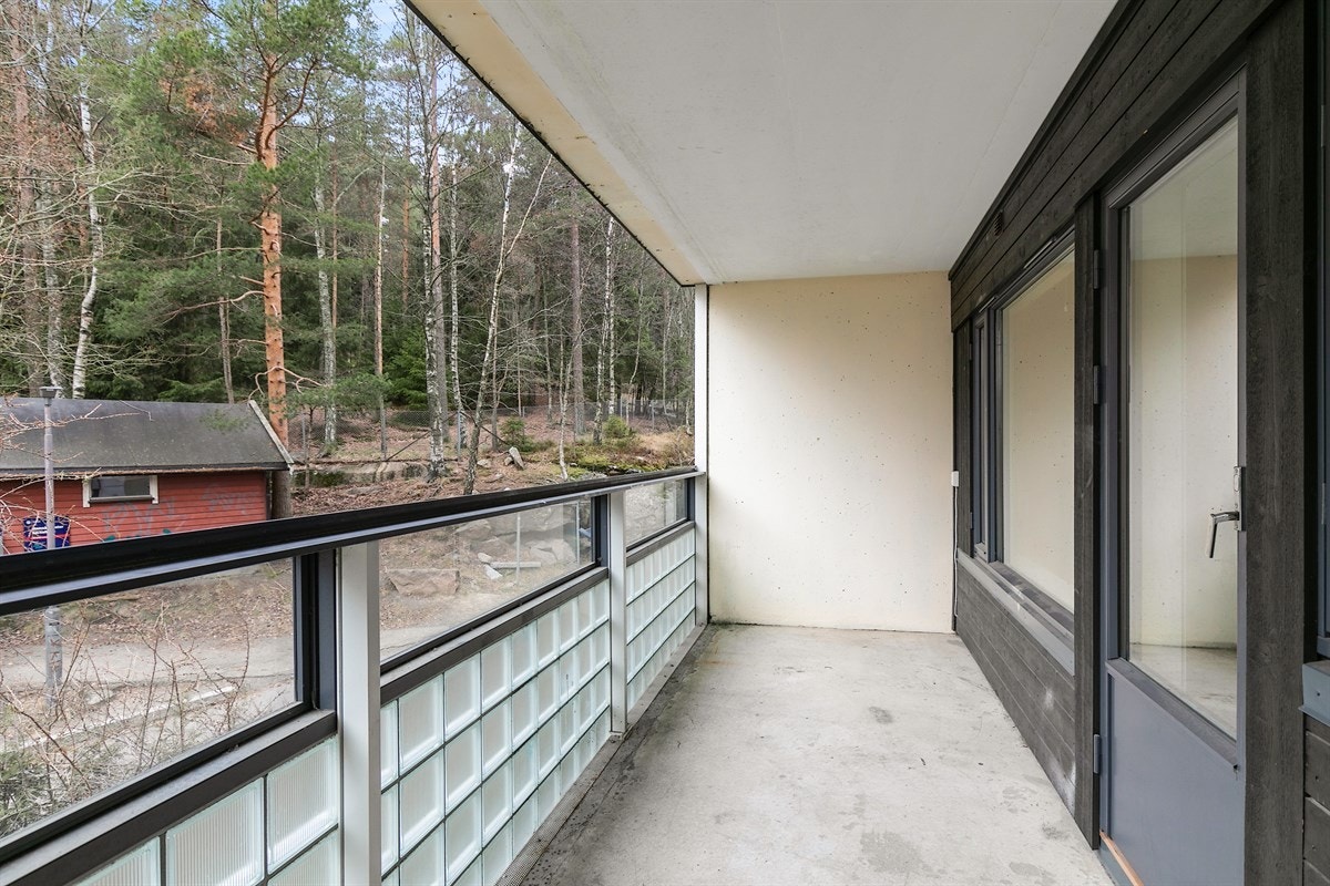 Fra stuen er det utgang til en romslig balkong. Galleribilde