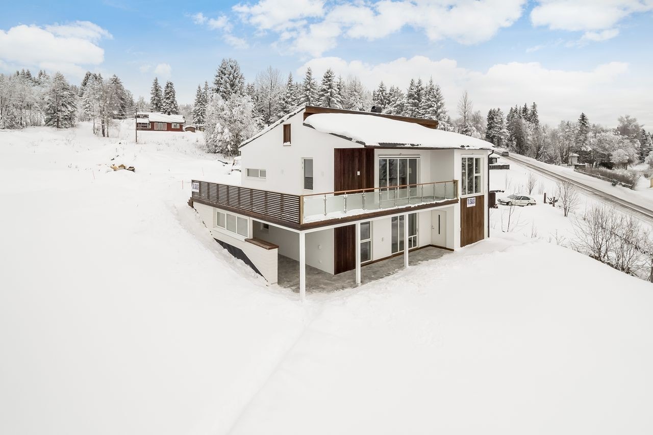 Moderne fasade med stilige materialer Galleribilde