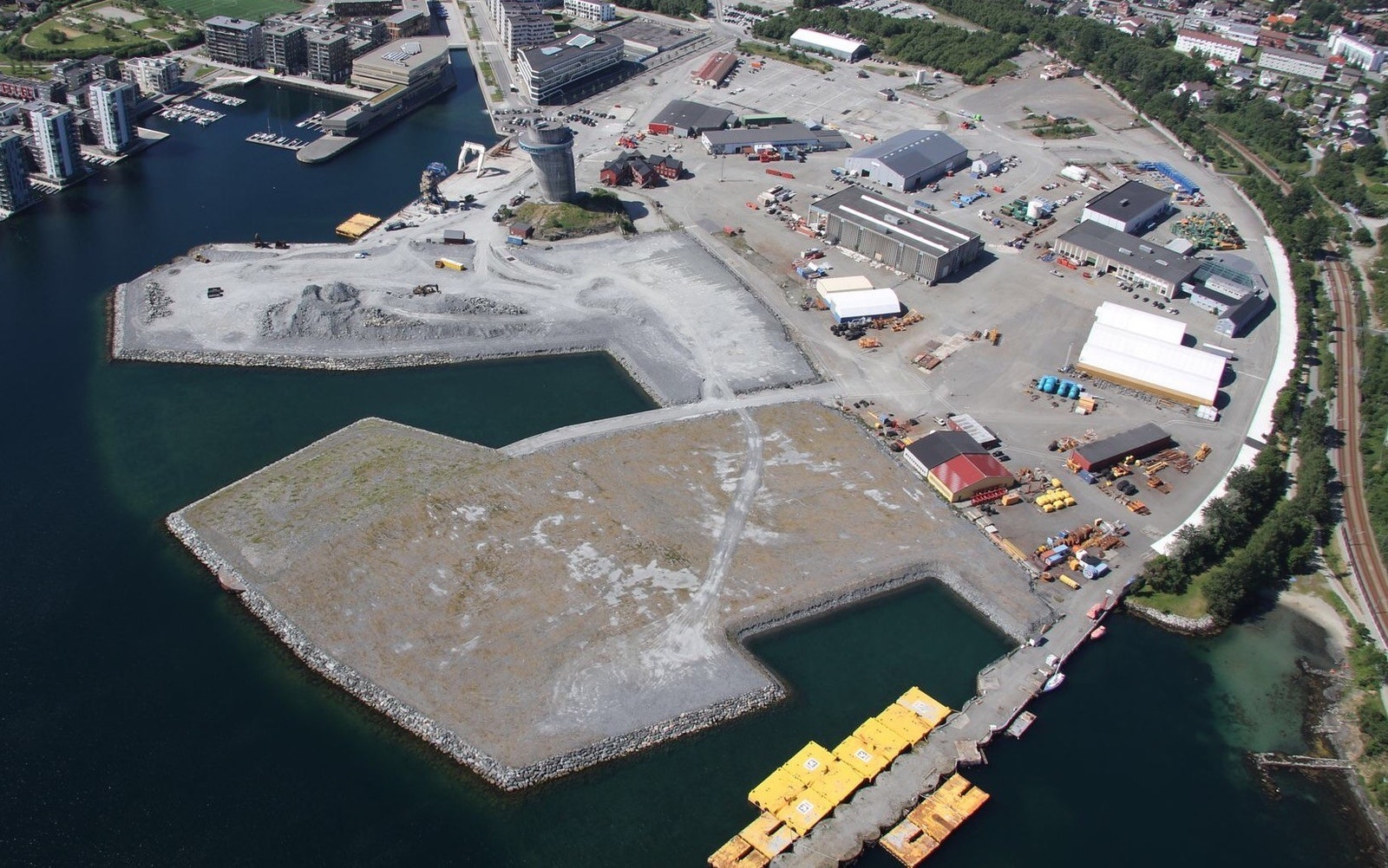 GMC Hinna Base med store områder for lagring ute og inne Galleribilde