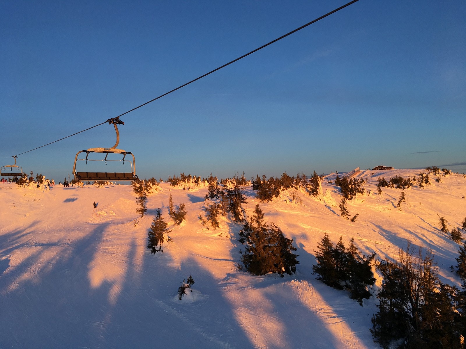 Natrudstilen med Brannhytta til høyre i bildet. Galleribilde