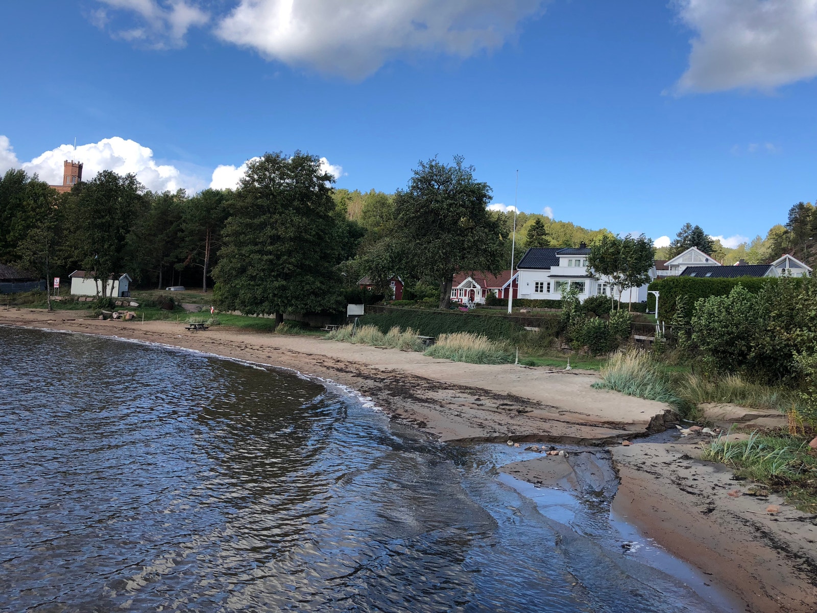 Hele eiendommen er på 3 mål, utleier bor selv i det hvite huset. Galleribilde