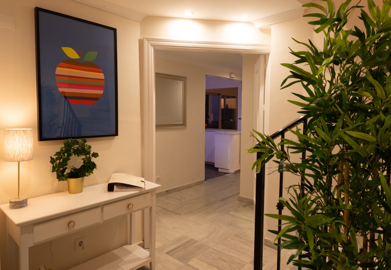 Entreen med infomappe på kommoden Galleribilde