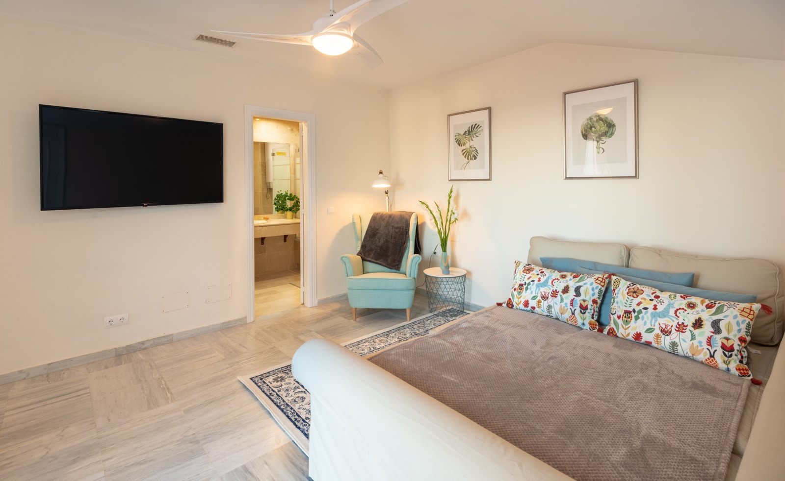 Fra stuen oppe går man inn på badet. Galleribilde