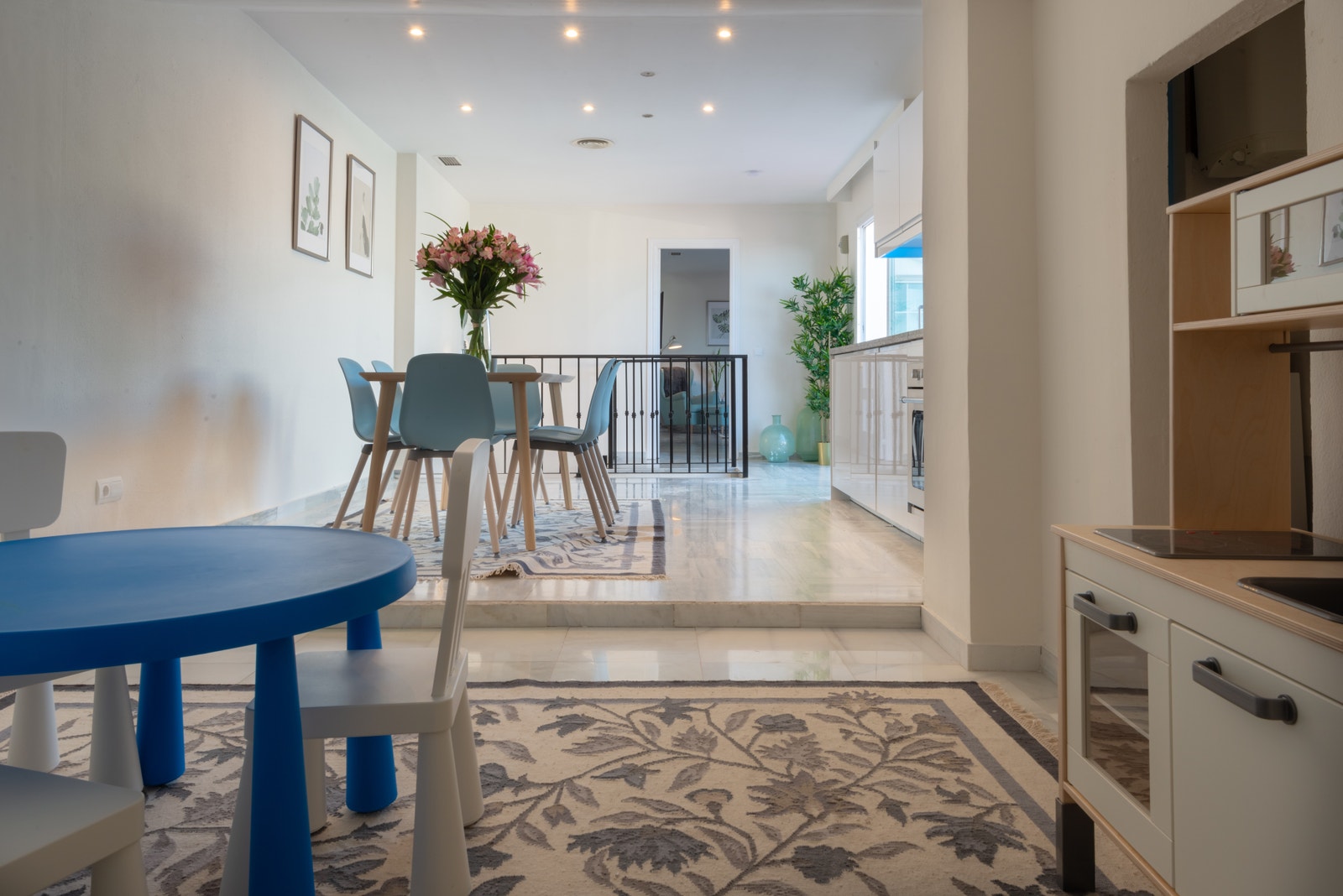 Kjøkken og spisestue oppe Galleribilde