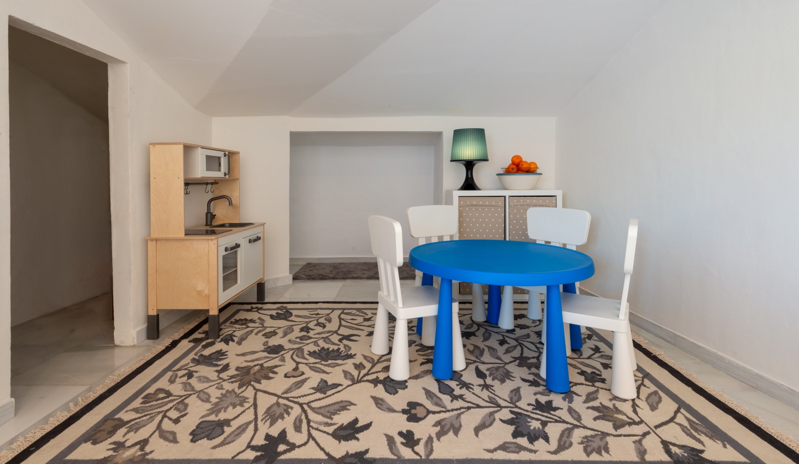 Lekeavdeling oppe. Utstyrt med dukke, togbane og masse leker Galleribilde