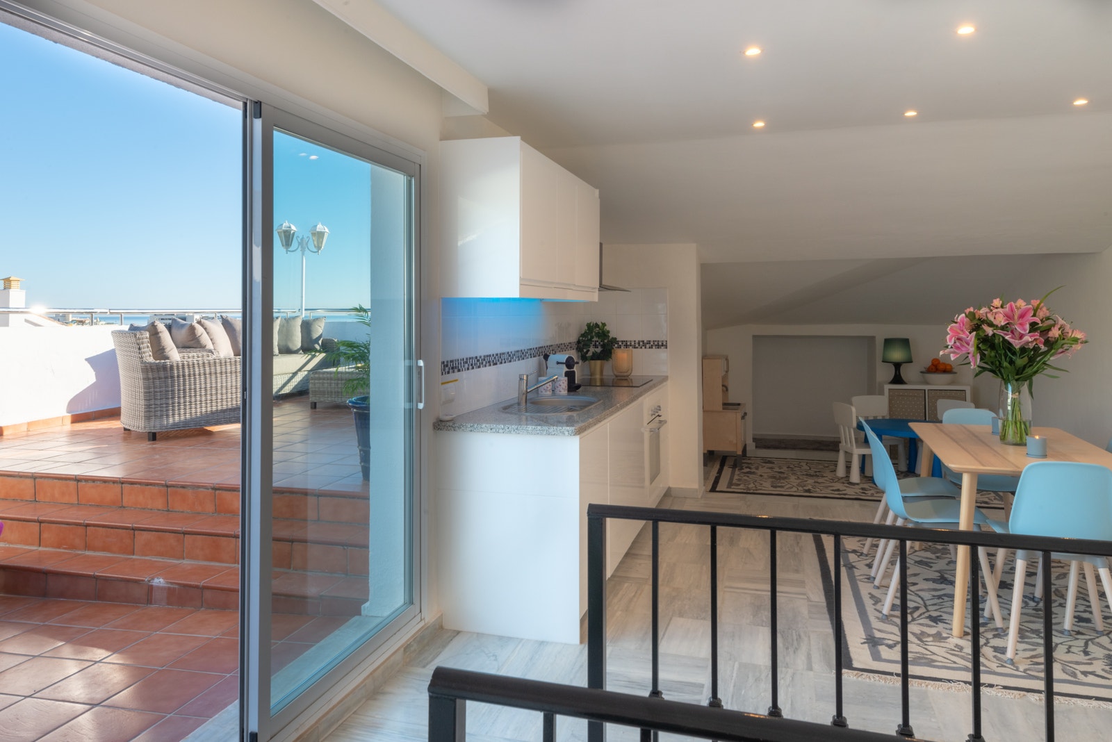 Fra trappen til 2 etg ser man ut på takterassen Galleribilde