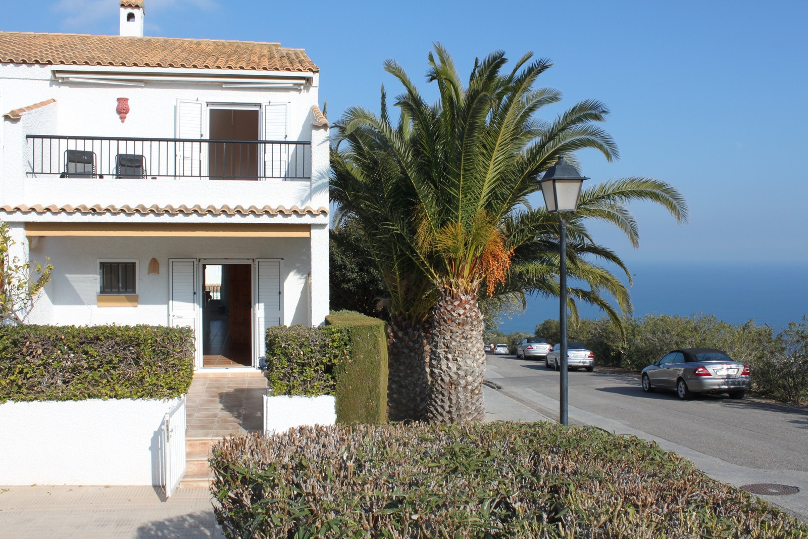 Delvis overbygd markterrasse med port. Galleribilde