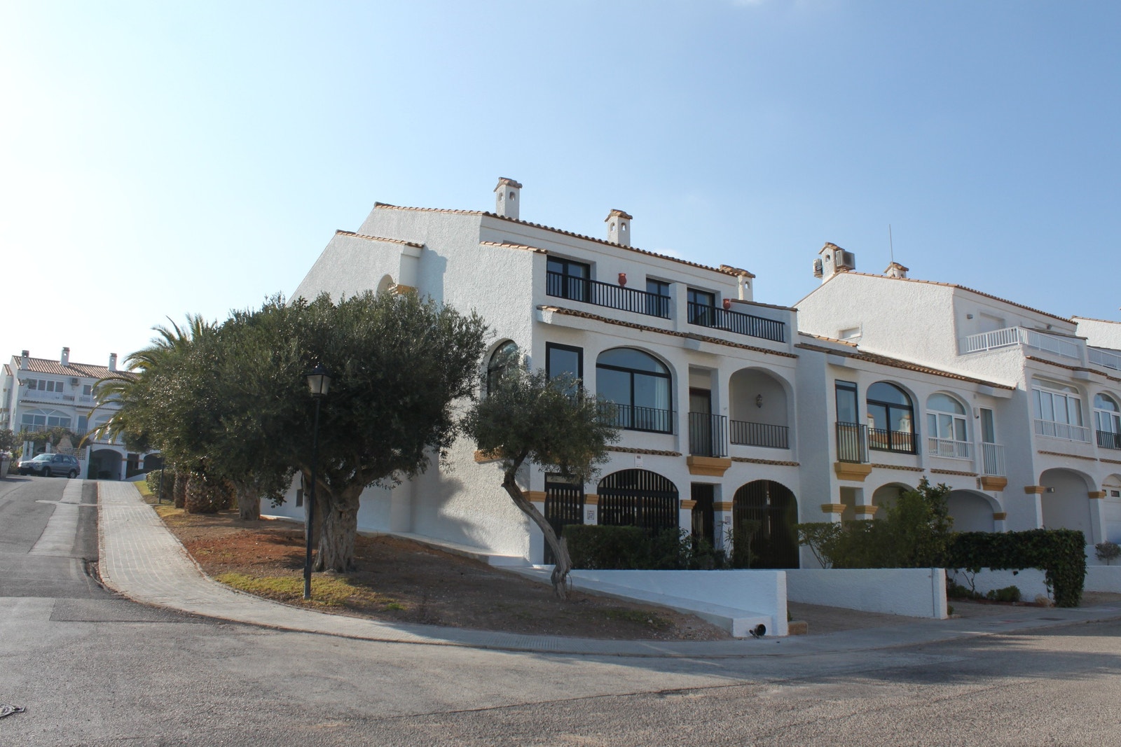 Gode parkeringsmuligheter for flere biler rett ved huset. Galleribilde