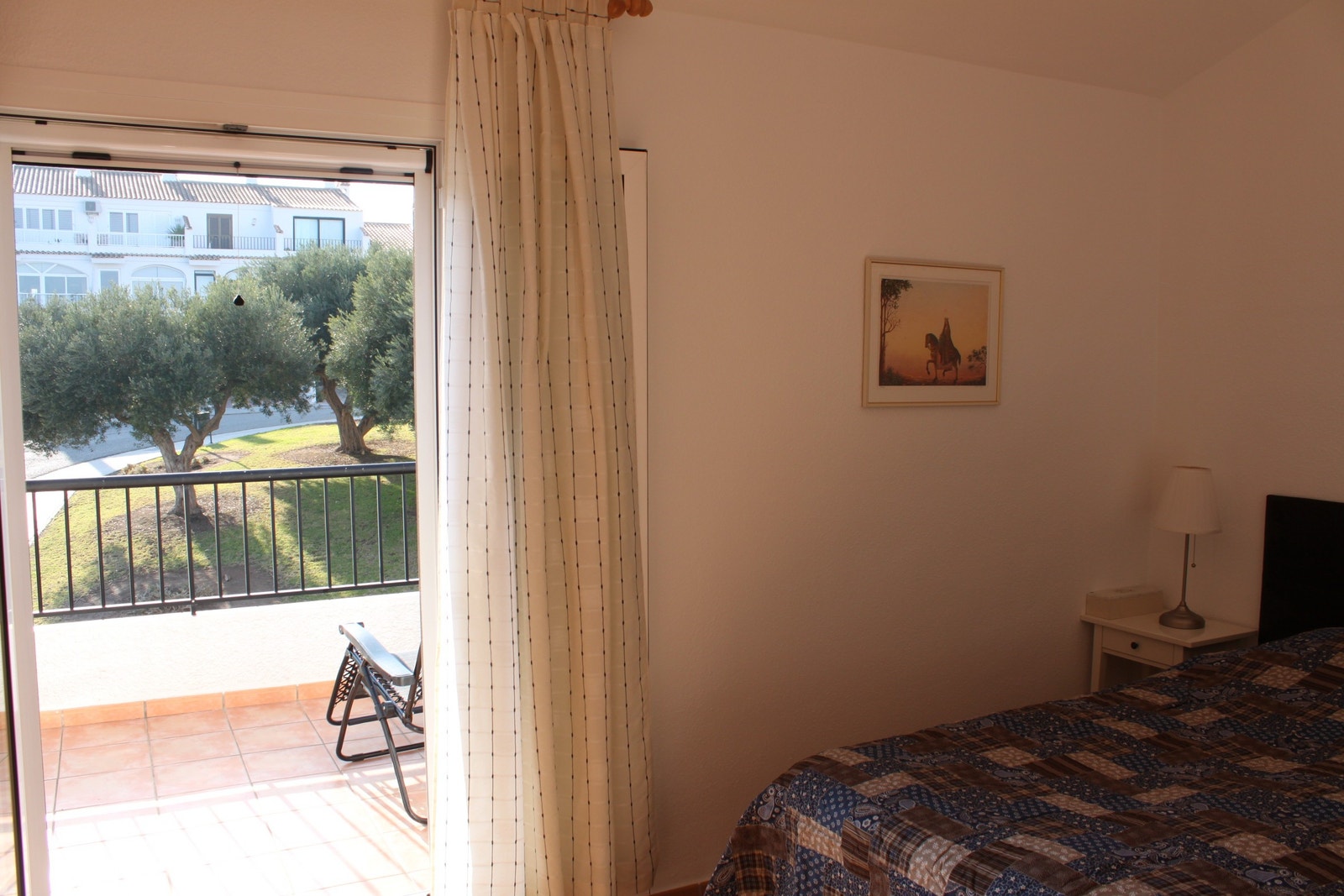 Lyst og luftig hovedsoverom med utgang til veranda. Galleribilde