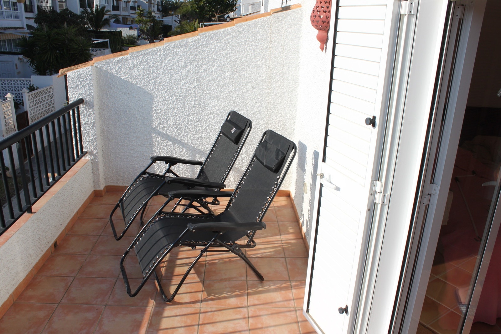 Solstoler x 4 på veranda utenfor hovedsoverom. Galleribilde