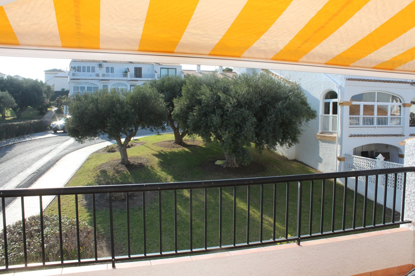 Markise på veranda utenfor hovedsoverom. Galleribilde