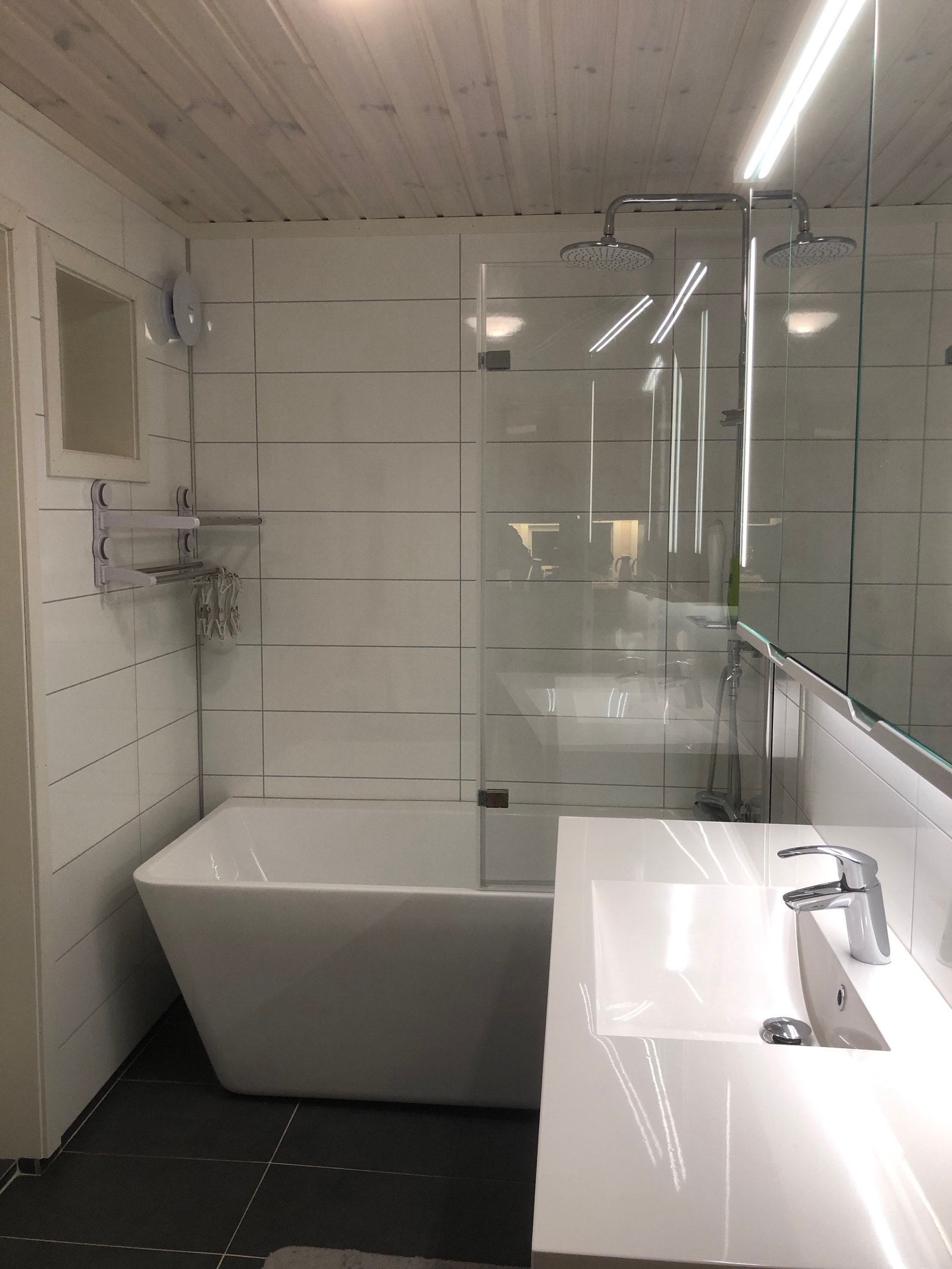 Bad med badekar, vaskemaskin og tørketrommel Galleribilde