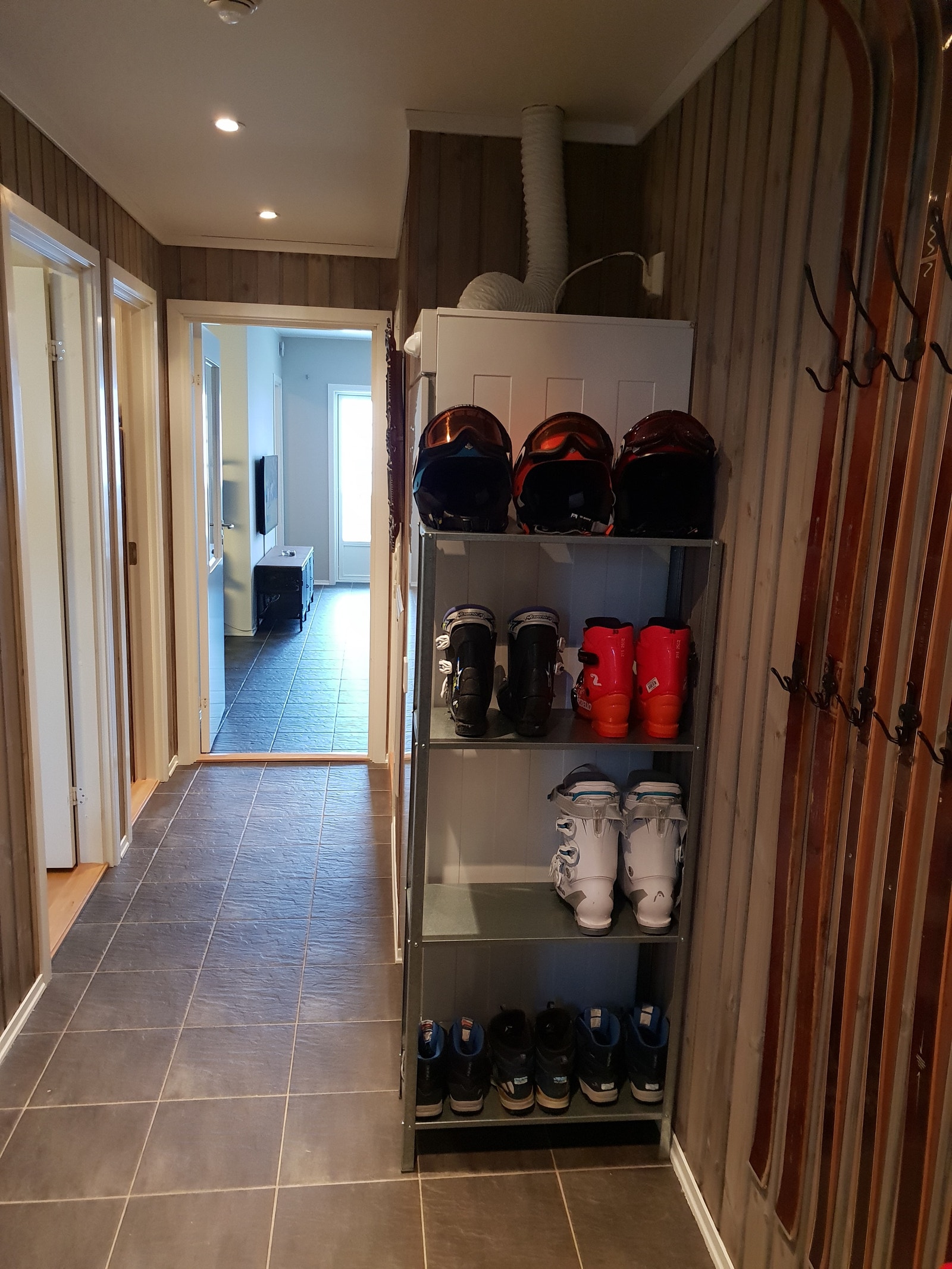 Gang med tørkeskap, knagger og skohylle Galleribilde