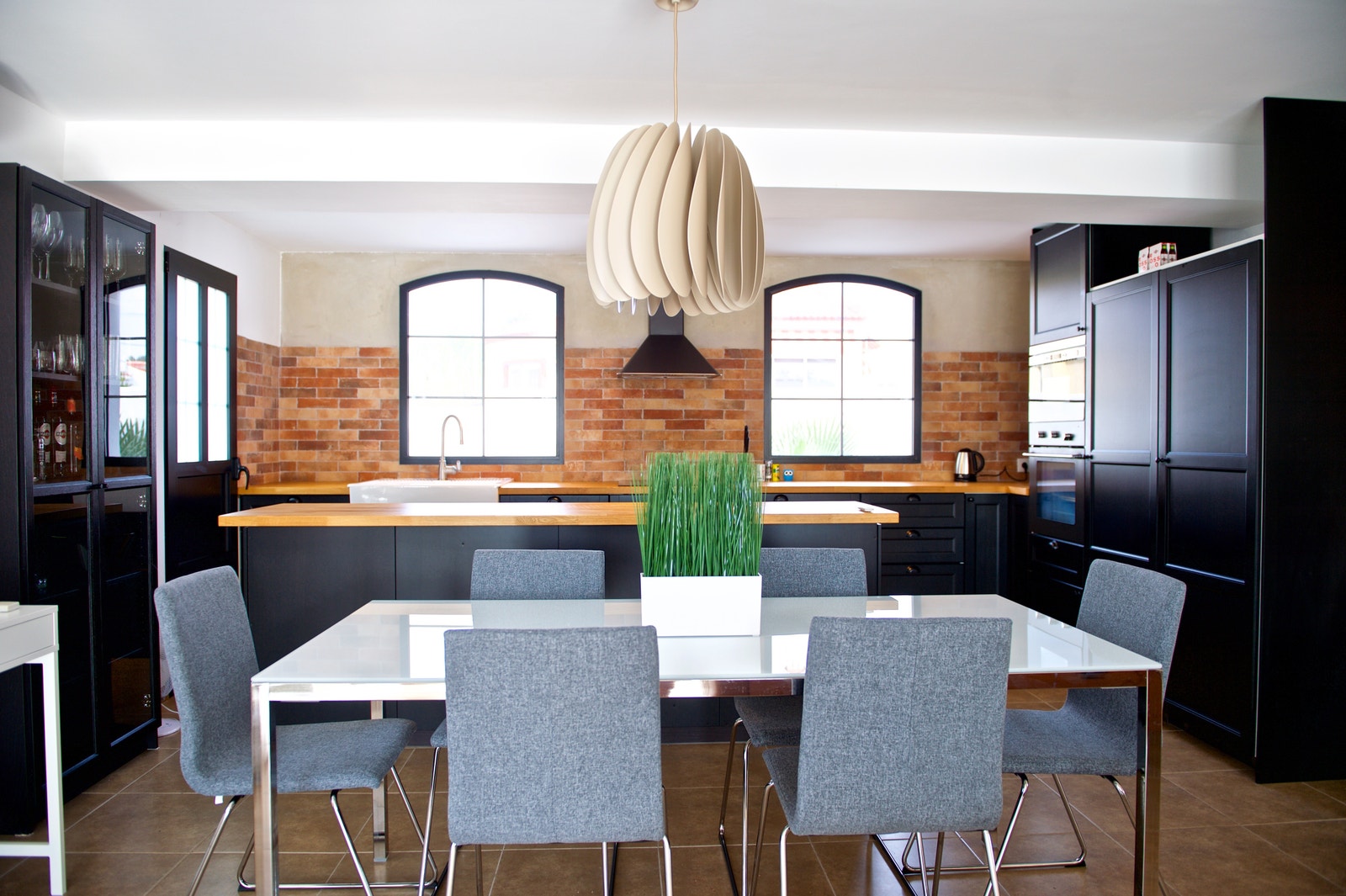 Stort kjøkken med spiseplass til 8 personer Galleribilde